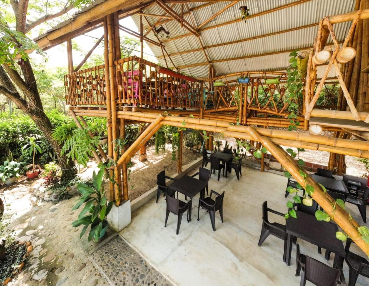 Hotel cápsula Avani Del Desierto Villavieja